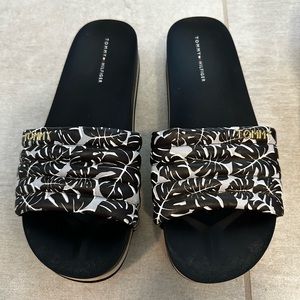 Tommy Hilfiger slides for the beach or pool. Size 8